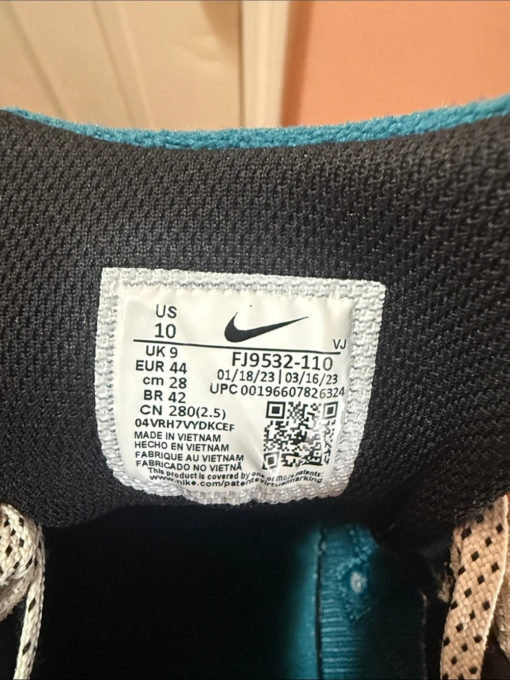 Nike Mens Teal and Cream Chunky Lace-Up Sneakers